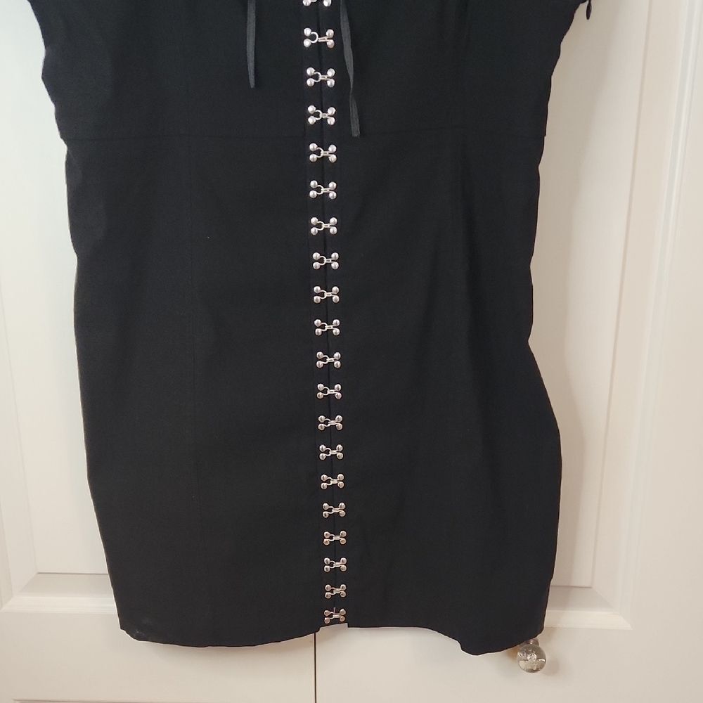 Elegant Black and White Women's Dress - Picture 6 of 16